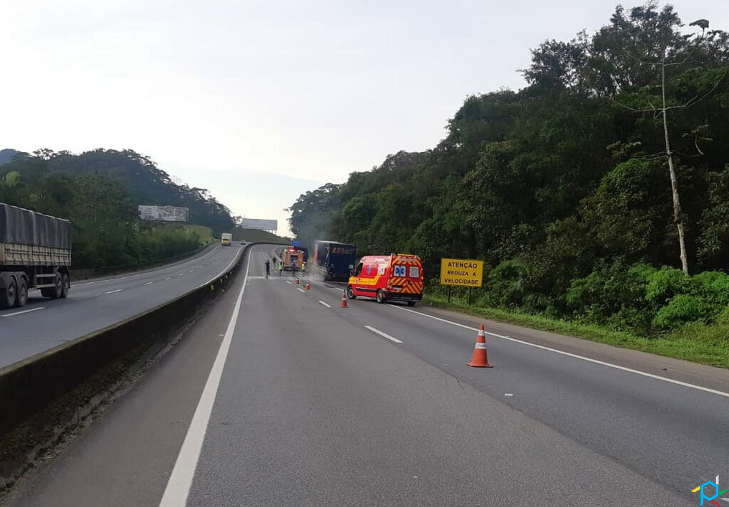 Caminhão pega fogo e interdita BR 376 sentido Guaratuba